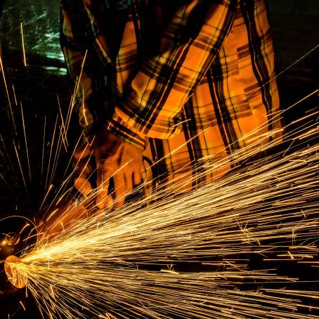 Mastering Metal with a Pendular Electric Saw