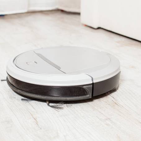 Streamlined Cleaning Robotic Vacuum on Laminate Flooring