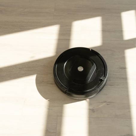 Smart Cleaning Robotic Vacuum on Laminate Floor